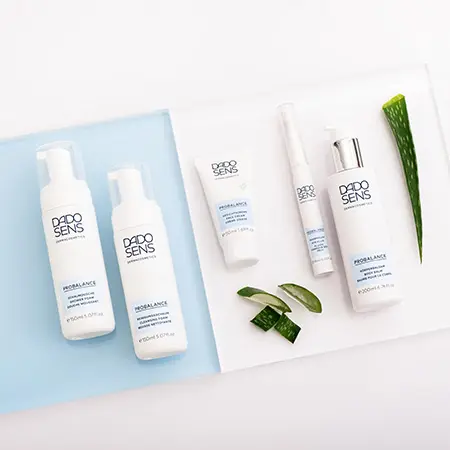 DADO SENS PROBALANCE Reinigungsschaum, Gesichtswasser, Gel, Serum und Creme mit Aloe Vera auf weißem und blauem Hintergrund