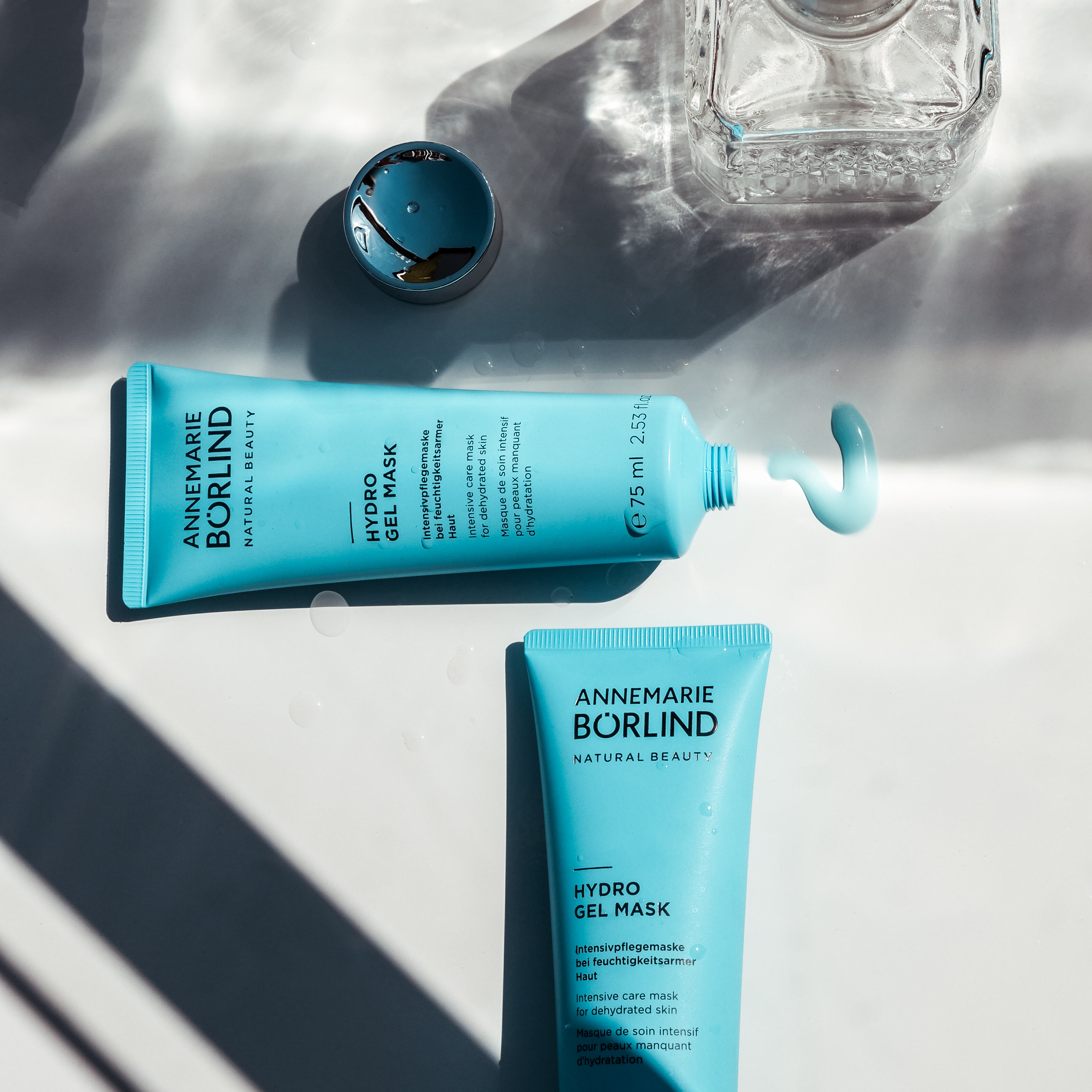 ANNEMARIE BÖRLIND Hydro Gel Mask in blauer Tube, eine Tube geöffnet mit Gel auf weißem Untergrund