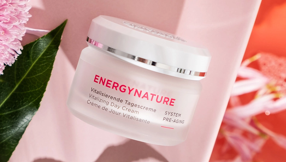 No-Make-up-Look ENERGYNATURE vitalisierende Tagescreme im weißen Tiegel mit silbernem Deckel auf rosa Hintergrund