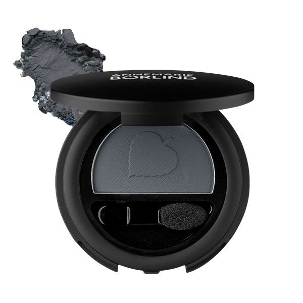 Grüne Augen schminken: Ausdrucksstarker Lidschatten in Matt Graphite von ANNEMARIE BÖRLIND ANNEMARIE BÖRLIND Lidschatten in der Farbe Matt Graphite – intensiver Look, um grüne Augen zu schminken