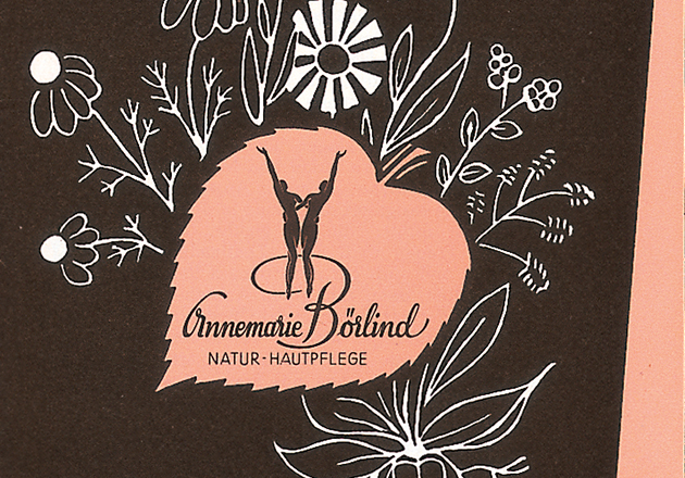 Herzförmiges Logo mit zwei tanzenden Figuren, umgeben von weißen Blumen und Blättern, ANNEMARIE BÖRLIND NATUR-HAUTPFLEGE