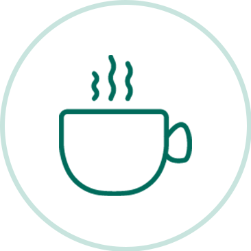 Symbol einer dampfenden Kaffeetasse in grün umgeben von einem hellgrünen Kreis auf weißem Hintergrund