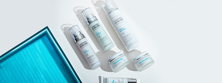 ANNEMARIE BÖRLIND AQUANATURE Pflegeserie mit Creme, Serum und Lotion auf hellem Hintergrund