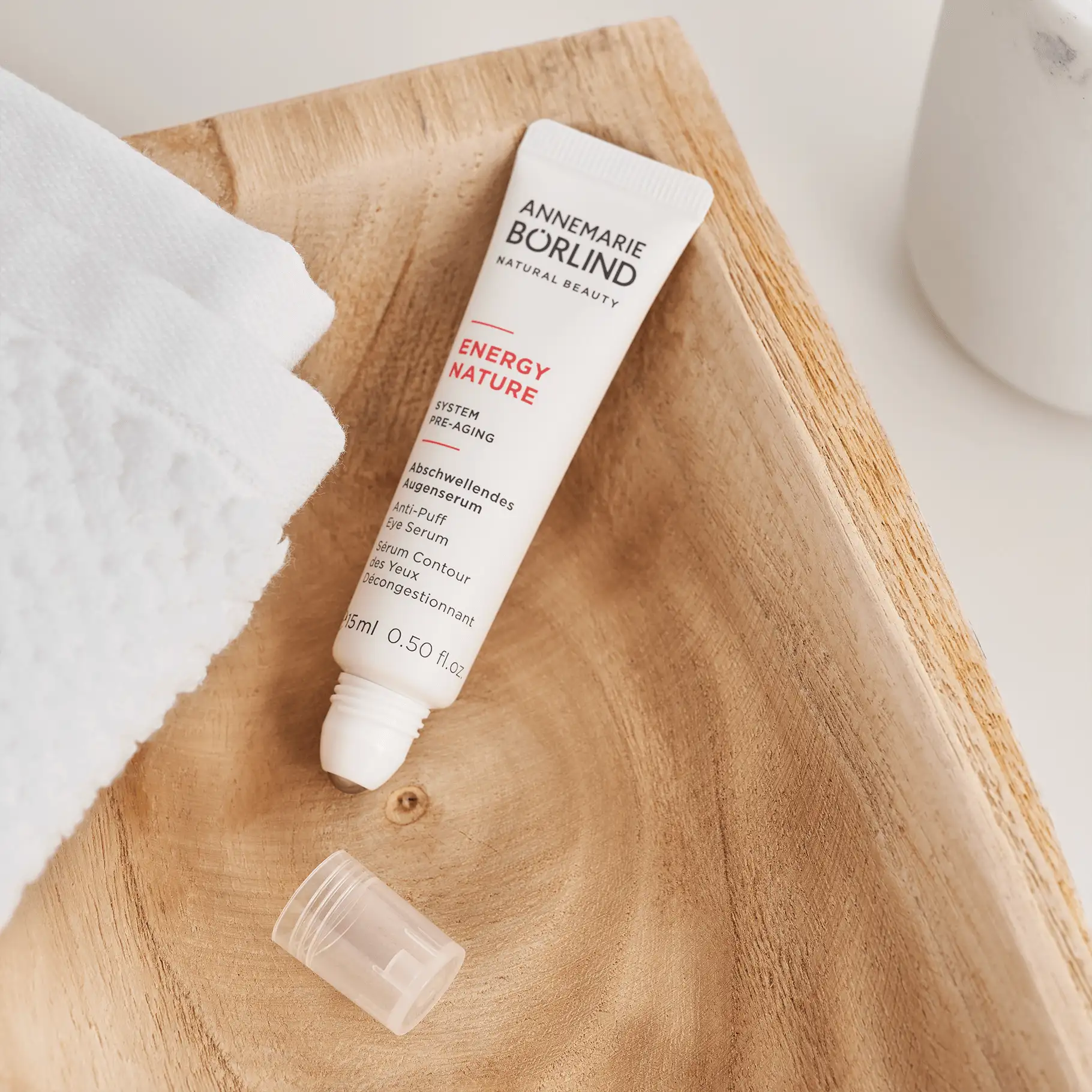 ANNEMARIE BÖRLIND ENERGY NATURE abschwellendes Augenserum mit Roll-on-Applikator auf Holztablett