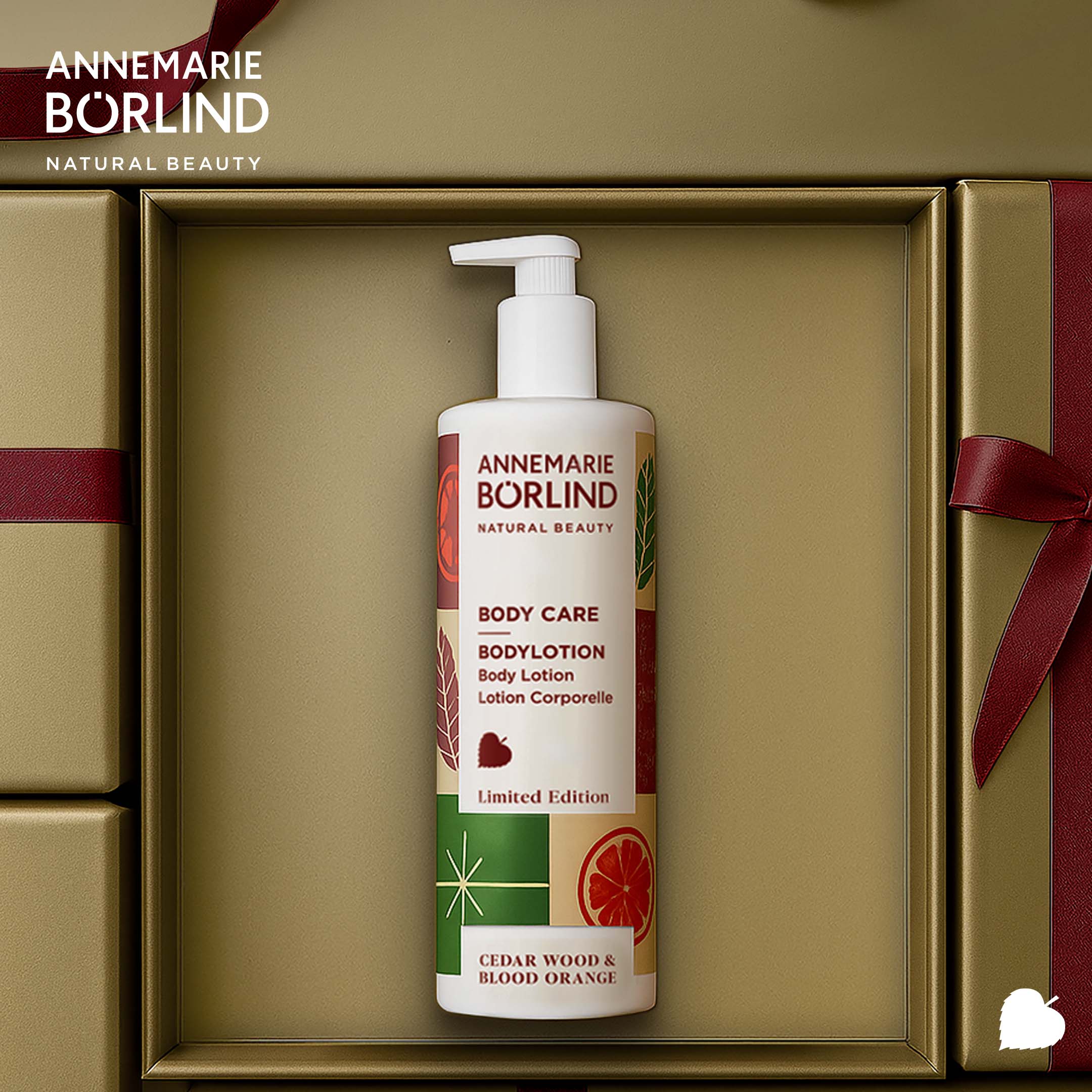 BODY CARE Bodylotion vor beigem Hintergrund, für ein samtweiches Hautgefühl mit pudrig-frischem Zedernholz-Duft