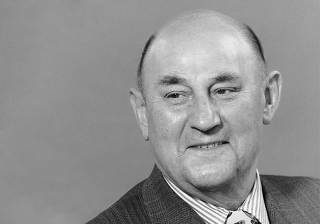 Walter Lindner in Anzug und Krawatte schaut leicht zur Seite, neutraler Hintergrund, Schwarz-Weiß-Foto