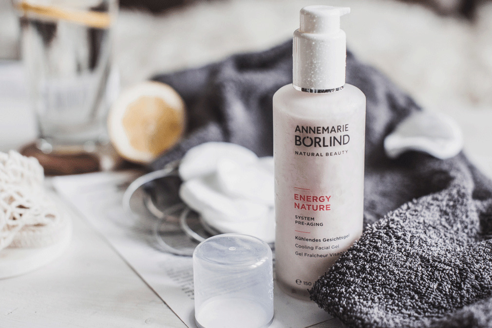 ANNEMARIE BÖRLIND ENERGYNATURE kühlendes Gesichtsgel mit Pumpspender, Handtuch und Wattepads im Hintergrund