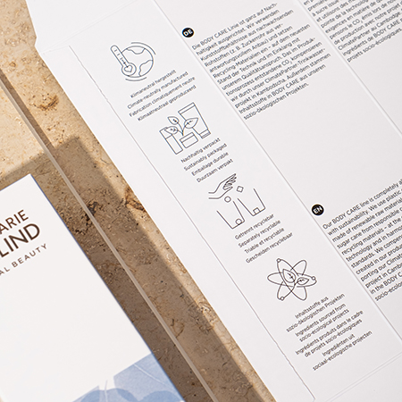 Text und Symbole zu nachhaltigen Inhaltsstoffen, Recycling, getrenntem Abfall und Inhaltsstoffprüfung auf Produktverpackung