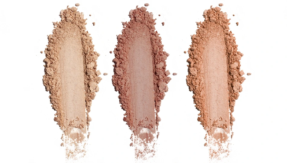 Grüne Augen schminken: Diese Lidschattenfarben eignen sich besonders gut Drei Lidschattenfarben in Beige, Rosé und Kupfer – passende Töne, um grüne Augen zu schminken