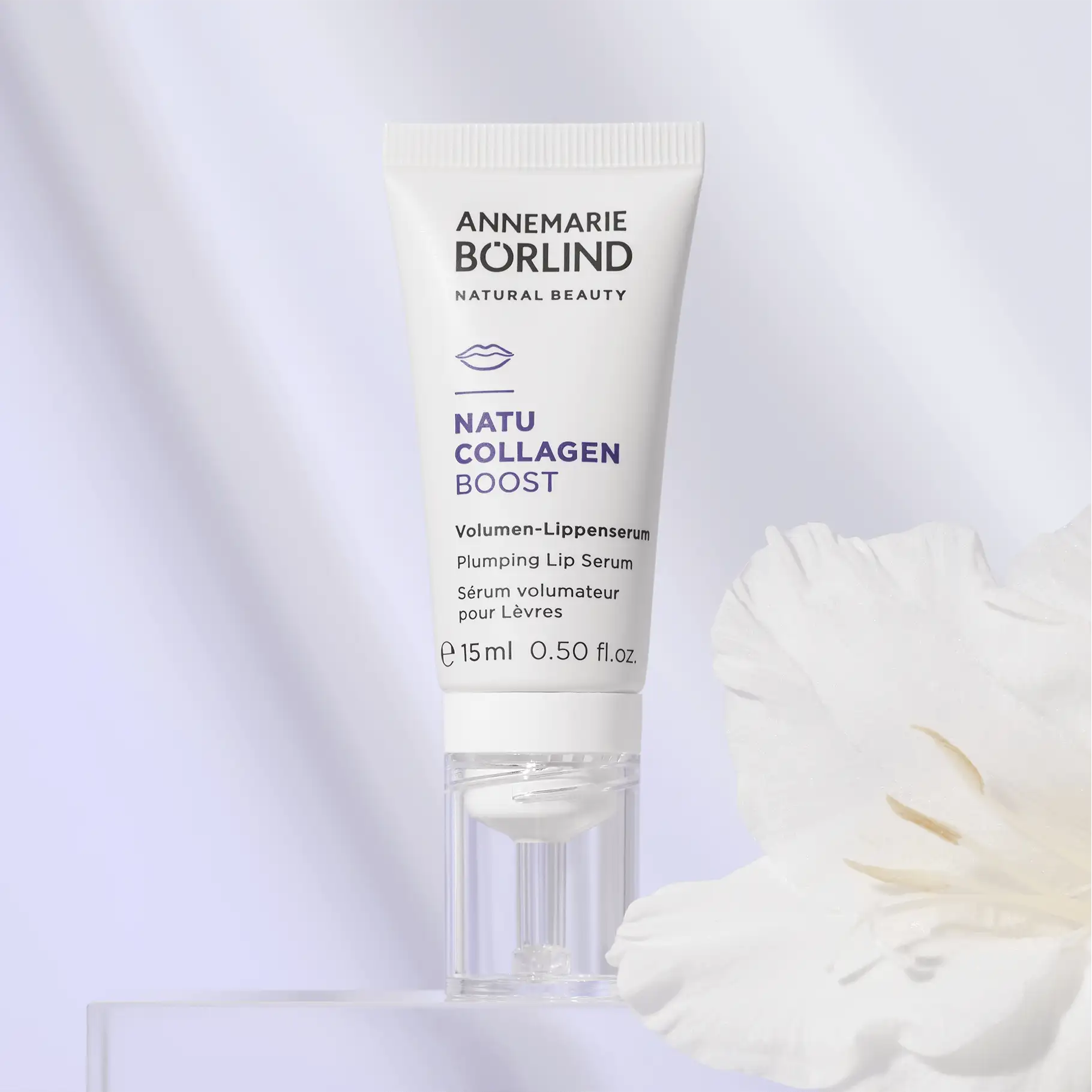 ANNEMARIE BÖRLIND NATU COLLAGEN BOOST Volumen-Lippenserum 15 ml mit transparentem Applikator und weißer Blüte