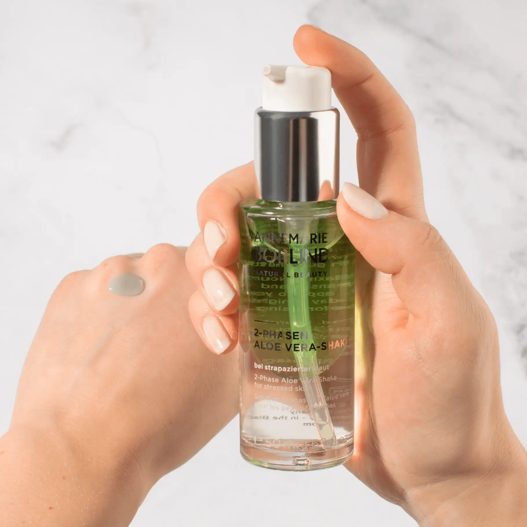 ANNEMARIE BÖRLIND 2-Phasen Aloe Vera-Shake in Pumpspender, Produkt wird auf Handrücken aufgetragen