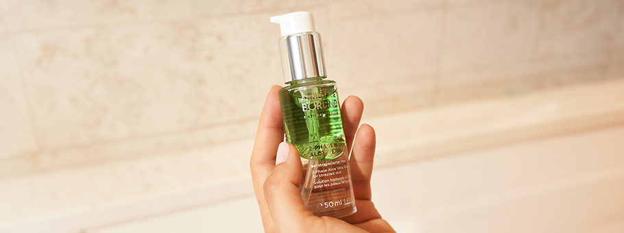 ANNEMARIE BÖRLIND 2-Phasen Aloe Vera Shake in transparenter Flasche mit Pumpspender in Hand gehalten