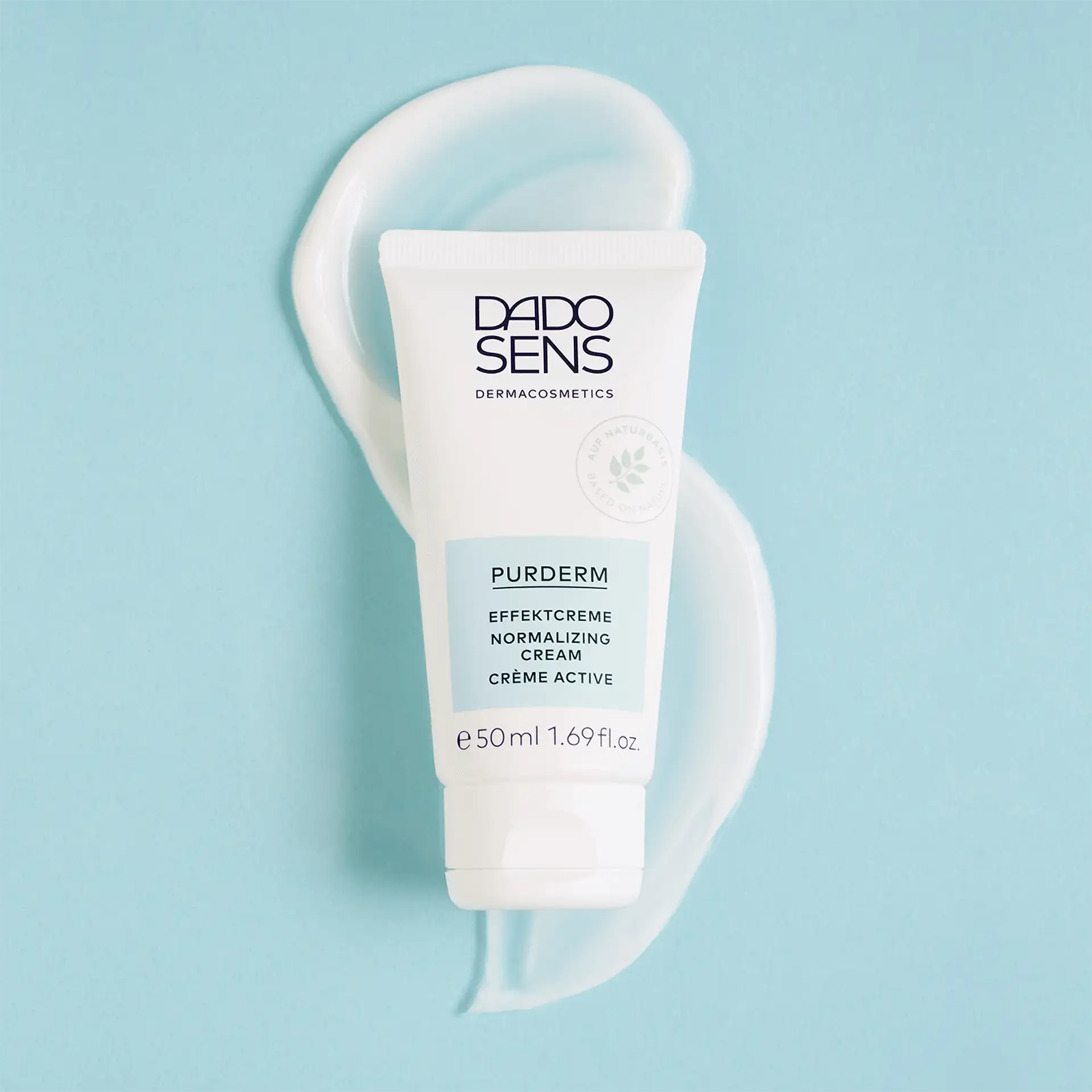DADO SENS PURDERM Effektcreme 50 ml auf hellblauem Hintergrund mit Creme-Spur