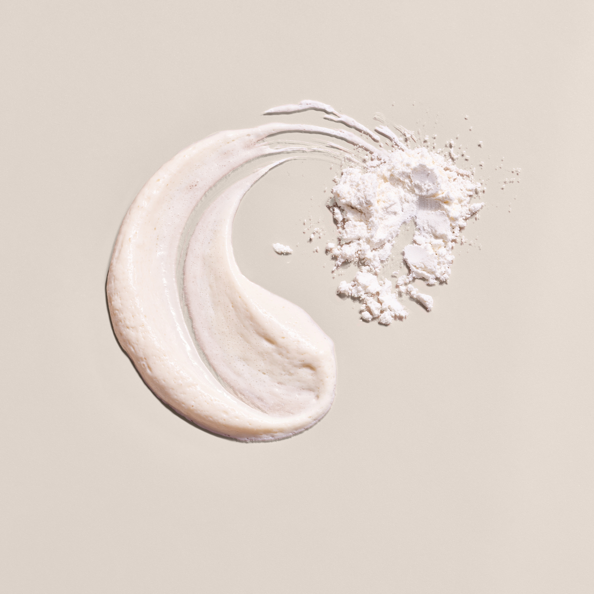 Cremige Textur und feines Pulver auf beigem Hintergrund, Produktprobe einer Hautpflegecreme