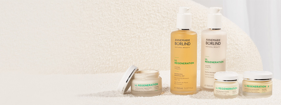 ANNEMARIE BÖRLIND LL REGENERATION Pflegeserie mit Tagescreme, Reinigungs-Gel, Lotion und Nachtcreme auf hellem Stoff