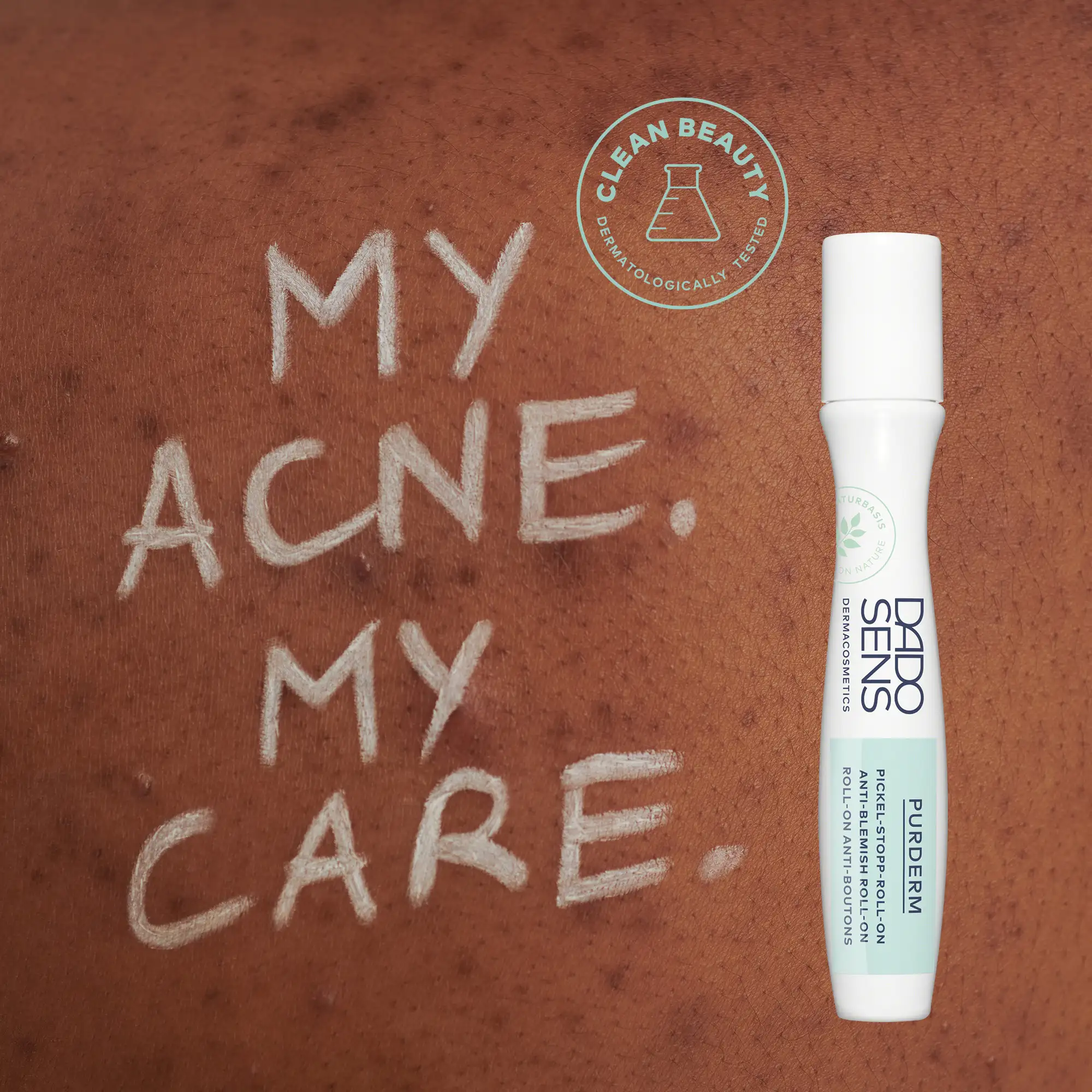 DADO SENS PURDERM Pickel-Stop-Roll-on auf dunkler Haut mit Text "MY ACNE. MY CARE." und Clean Beauty Siegel