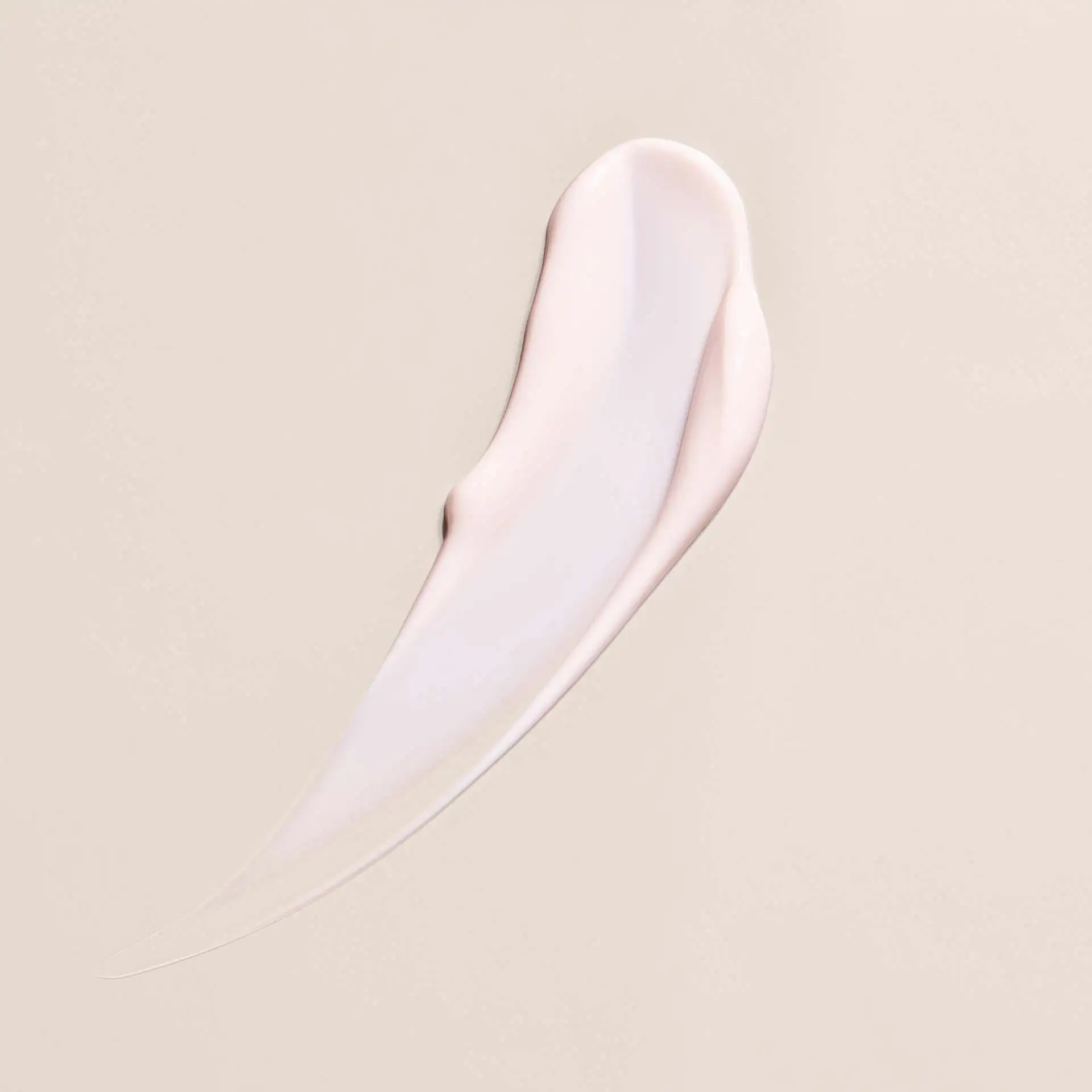 Cremige, helle Textur von ANNEMARIE BÖRLIND NATUNEO verfeinernde Tagescreme auf beigem Hintergrund