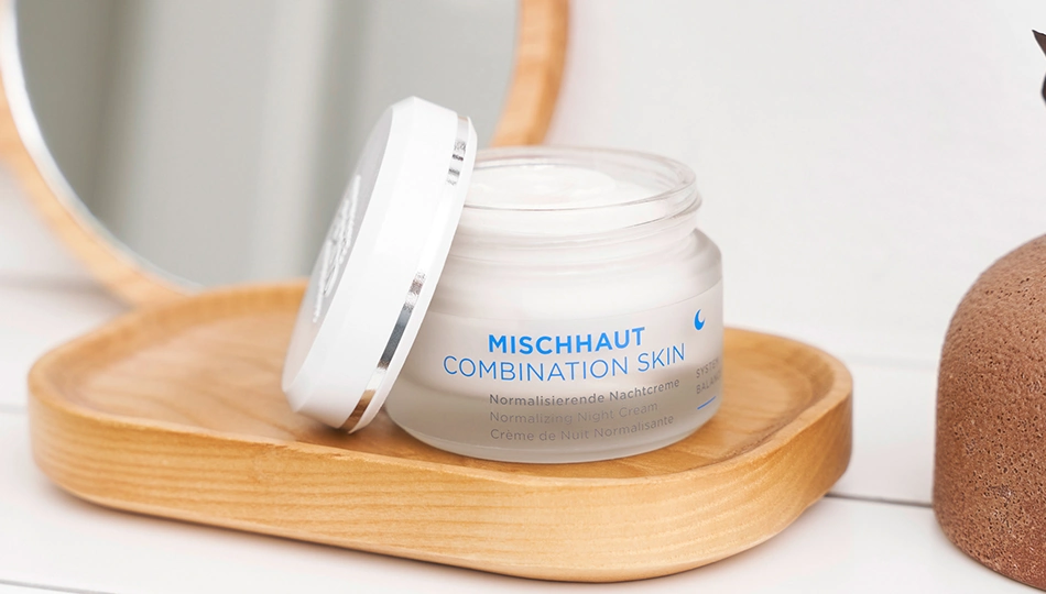 Mischhaut Pflege Mischhaut Pflege mit ANNEMARIE BÖRLIND: Normalisierende Nachtcreme der System Balance Serie auf Holztablett vor Spiegel – für ausgleichende Nachtpflege.