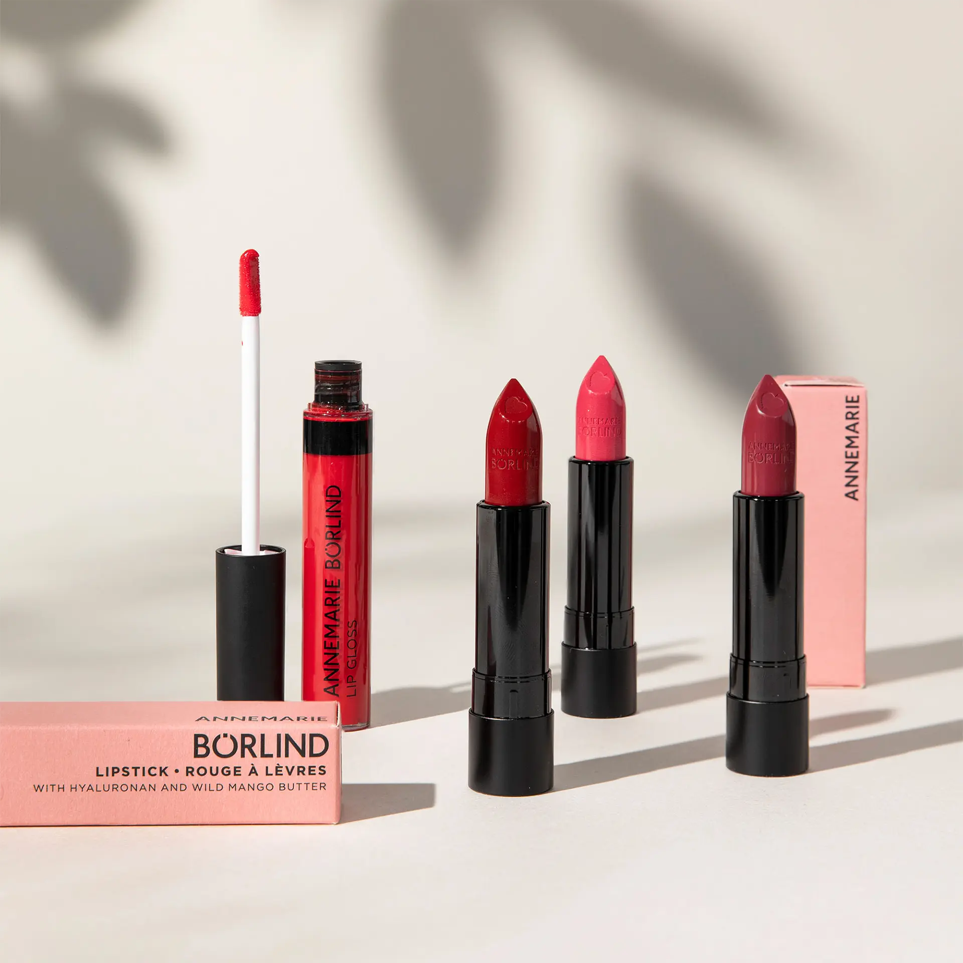 ANNEMARIE BÖRLIND Lippenprodukte mit Faltschachteln vor neutralem Hintergrund