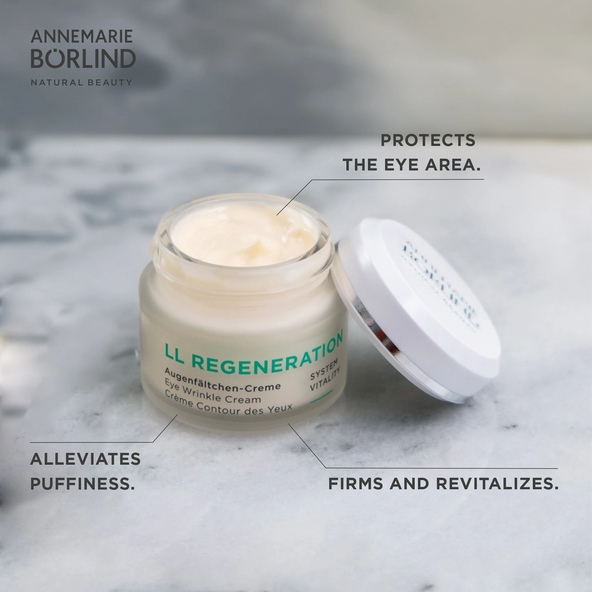 ANNEMARIE BÖRLIND LL REGENERATION Augenfältchen-Creme im geöffneten Tiegel auf Marmoroberfläche