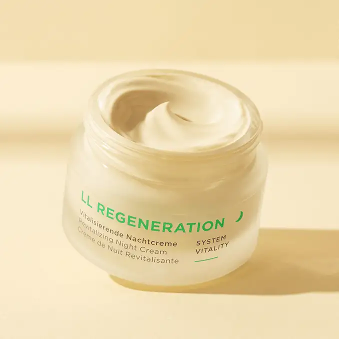 LL REGENERATION vitalisierende Nachtcreme im offenen Tiegel mit cremiger Textur vor hellem Hintergrund