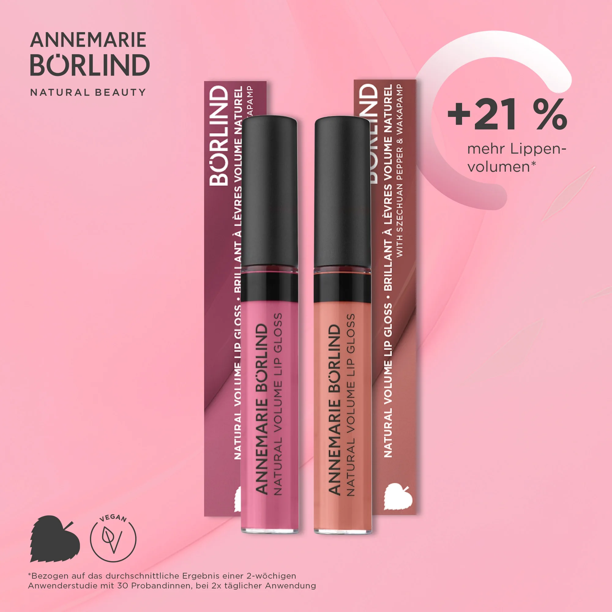 Wirk­aussage-Grafik mit ANNEMARIE BÖRLIND NATURAL VOLUME LIP GLOSS in Farben Nude Hug und Snuggle Berry, Verpackung auf rosa Hintergrund, Text '+21 % mehr Lippenvolumen', vegan und Naturkosmetik