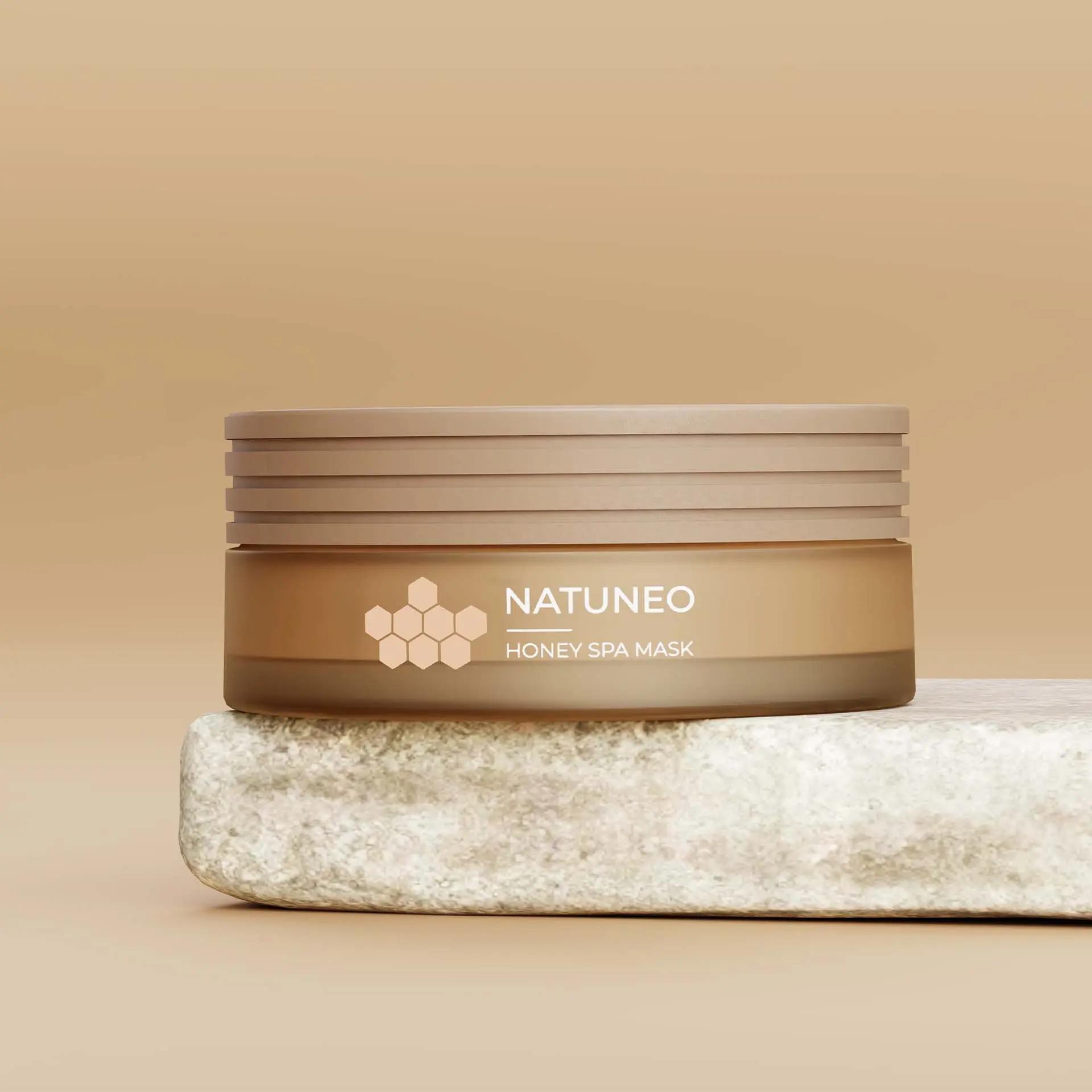 NATUNEO Honey Spa Mask in beige-mattem Tiegel mit sechseckigem Wabenmotiv und Schraubdeckel auf grauem Stein vor braunem Hintergrund