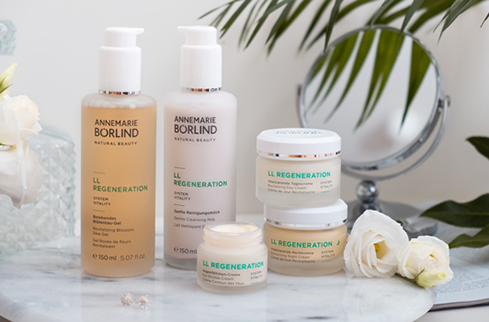 ANNEMARIE BÖRLIND LL REGENERATION Serie mit Reinigungsmilch, Toner und drei Cremes auf Marmorplatte