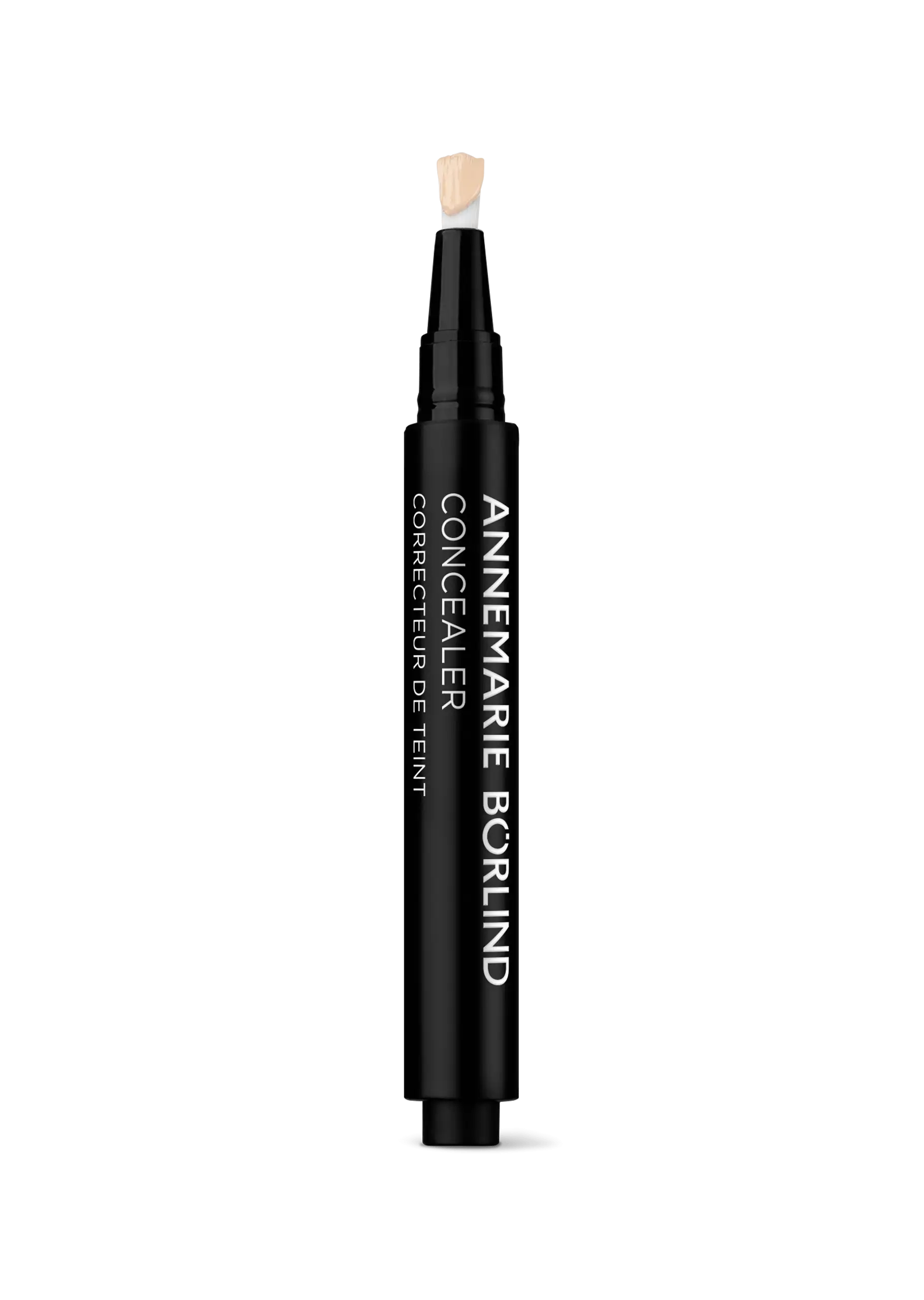 ANNEMARIE BÖRLIND Concealer-Stift in heller Farbe mit Pinselapplikator, offen und sichtbar Produkttext