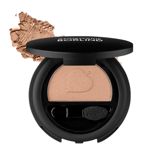 Grüne Augen schminken: Lidschatten-Tipp in der Farbe Golden Sand von ANNEMARIE BÖRLIND ANNEMARIE BÖRLIND Lidschatten in der Farbe Golden Sand – ideale Nuance, um grüne Augen zu schminken