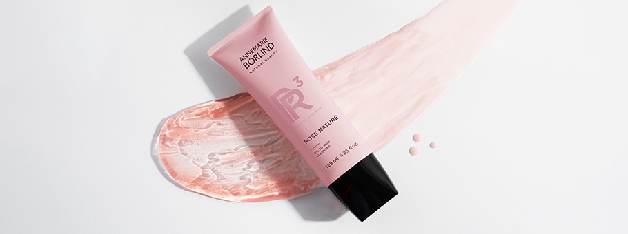 ANNEMARIE BÖRLIND ROSE NATURE Gesichtscreme in rosa Tube auf weißem Untergrund mit Creme-Spuren