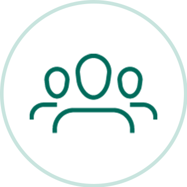 Symbolische Darstellung von drei Personen als Icon in grünem Kreis auf weißem Hintergrund