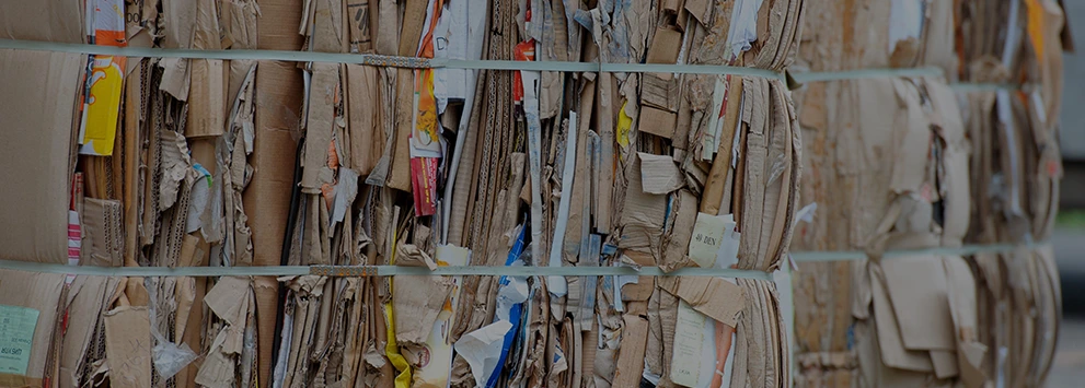 Gebündelte, gepresste Kartonagen und Papierabfälle zur Wiederverwertung auf einem Recyclinghof