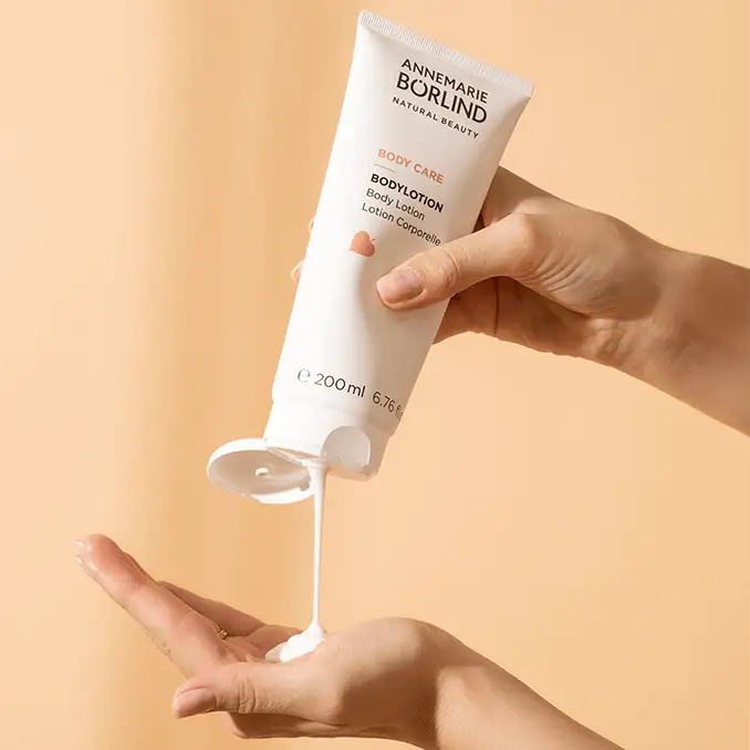 ANNEMARIE BÖRLIND Body Care Bodylotion 200 ml, weiße Lotion wird aus Tube in Handfläche gegeben