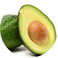 Bio-Avocado halbiert mit sichtbarem Kern und ganze Avocado im Hintergrund auf weißem Grund