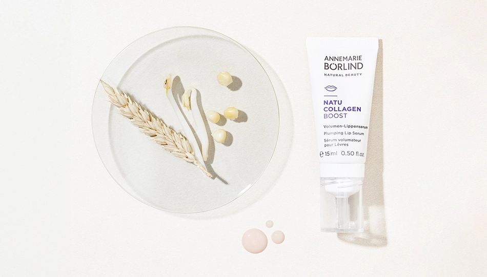 ANNEMARIE BÖRLIND NATU COLLAGEN BOOST Lippenserum mit pflanzlichen Inhaltsstoffen auf heller Oberfläche