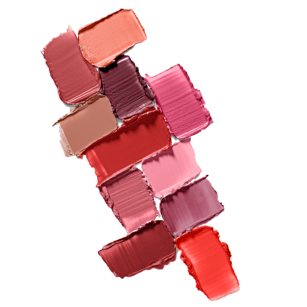 Textur von verschiedenen Lippenstiftfarben in Rosé-, Rot- und Beeren-Tönen als Textur auf weißem Hintergrund