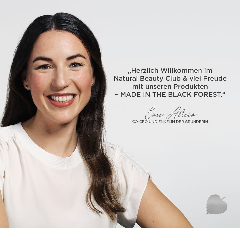 Frau lächelt, trägt weißes Shirt, neben ihr Text zur Begrüßung im Natural Beauty Club von Alicia, Co-CEO