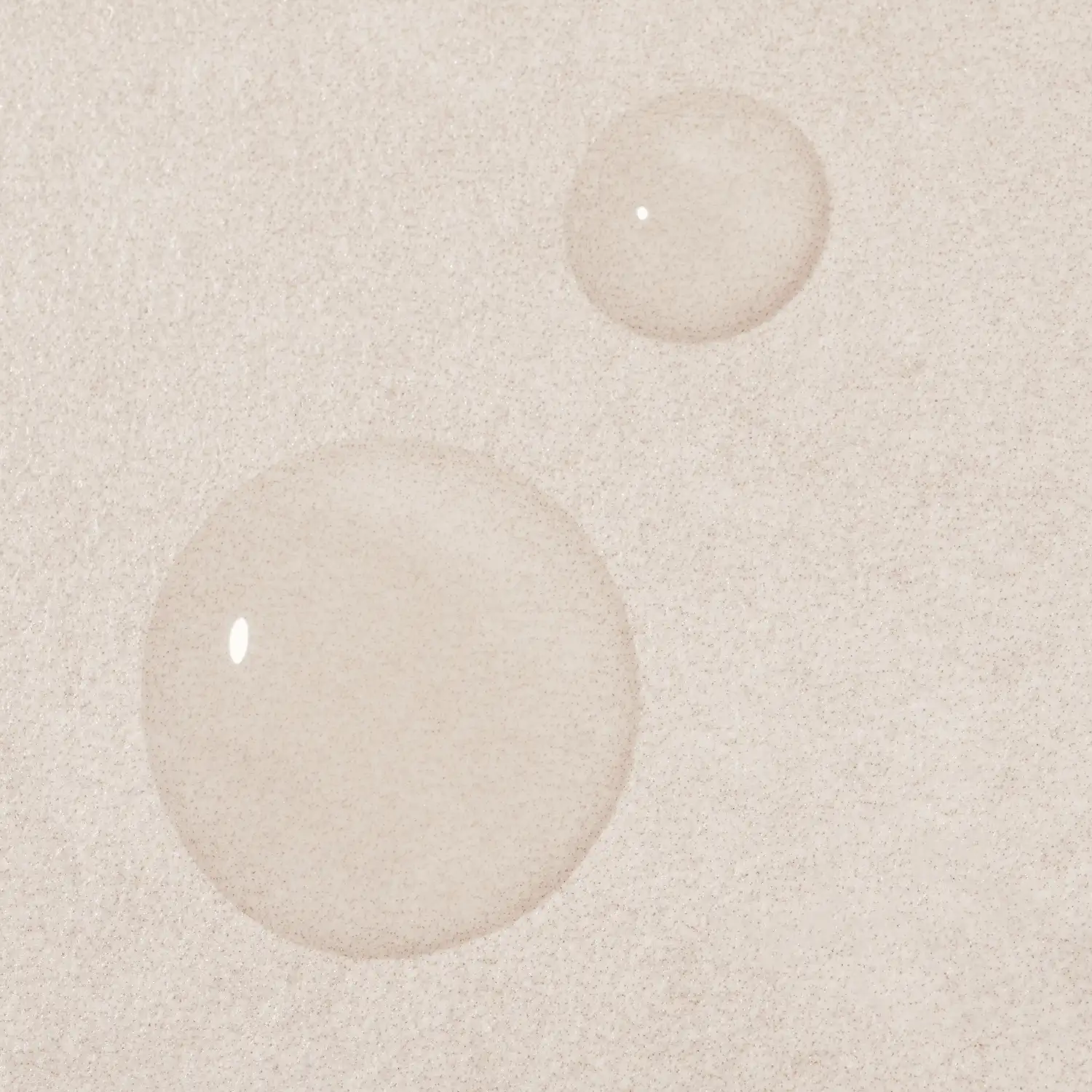 Zwei transparente Flüssigkeitstropfen auf beige strukturierter Oberfläche, Textur von Beauty-Fluid