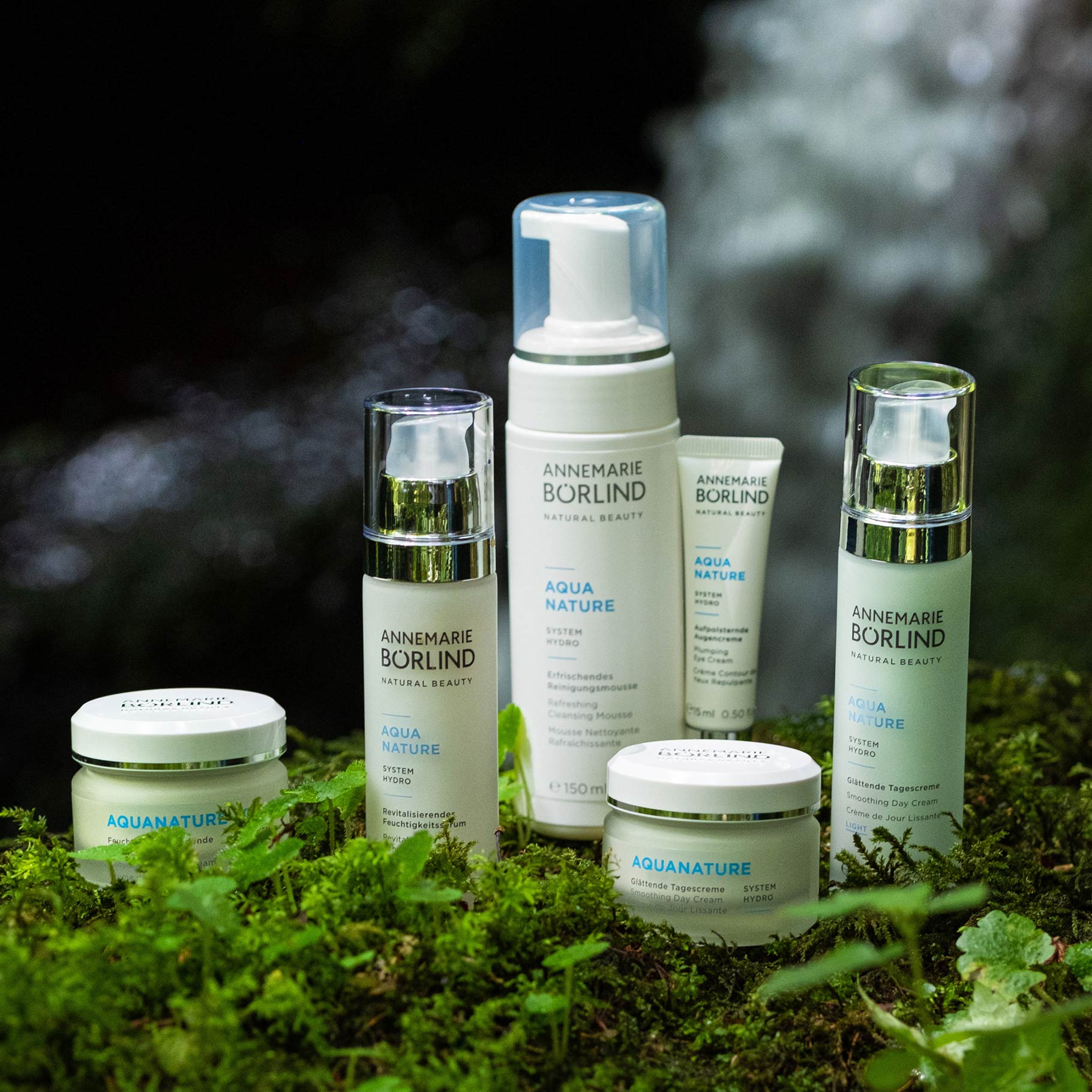 ANNEMARIE BÖRLIND AQUA NATURE Pflegeserie mit Creme, Serum, Reinigungsschaum und Augencreme auf Moos