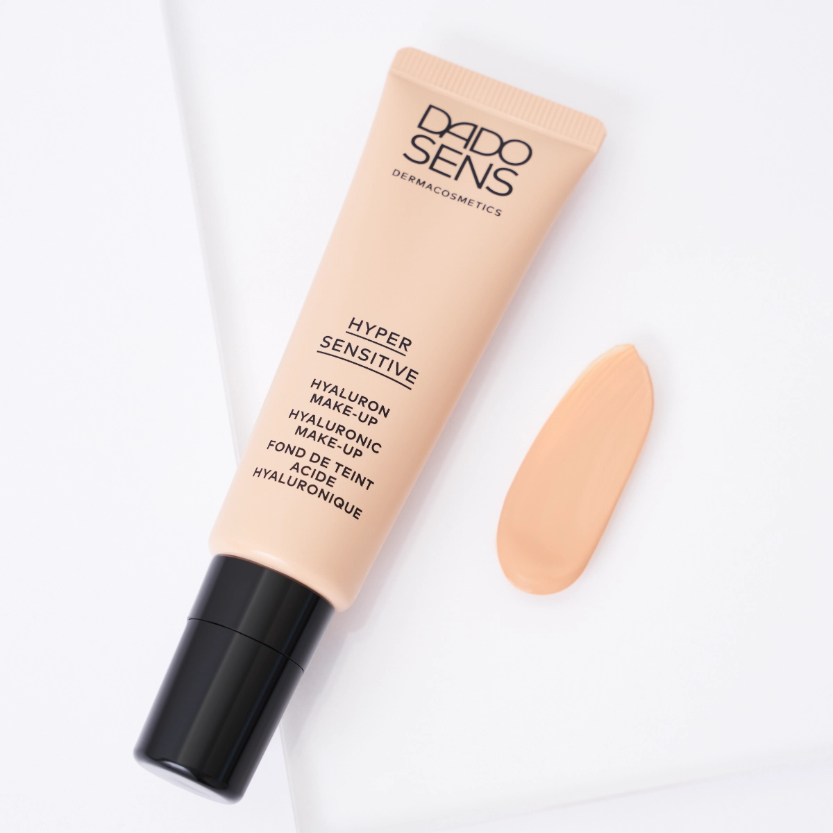 DADO SENS HYPO SENSITIVE Hyaluron Make-up in Beige mit cremiger Textur auf weißem Hintergrund