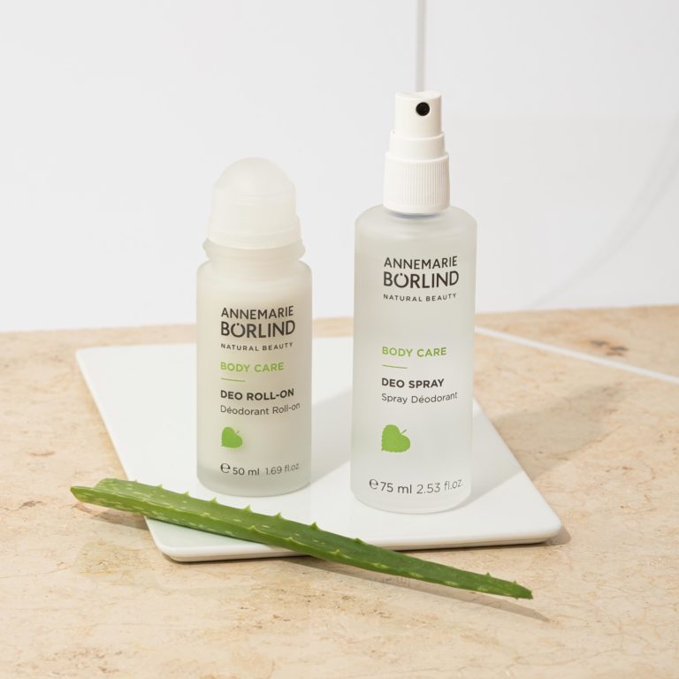 ANNEMARIE BÖRLIND Deo Roll-on 50 ml und Deo Spray 75 ml mit Aloe-Vera-Blatt auf weißer Platte