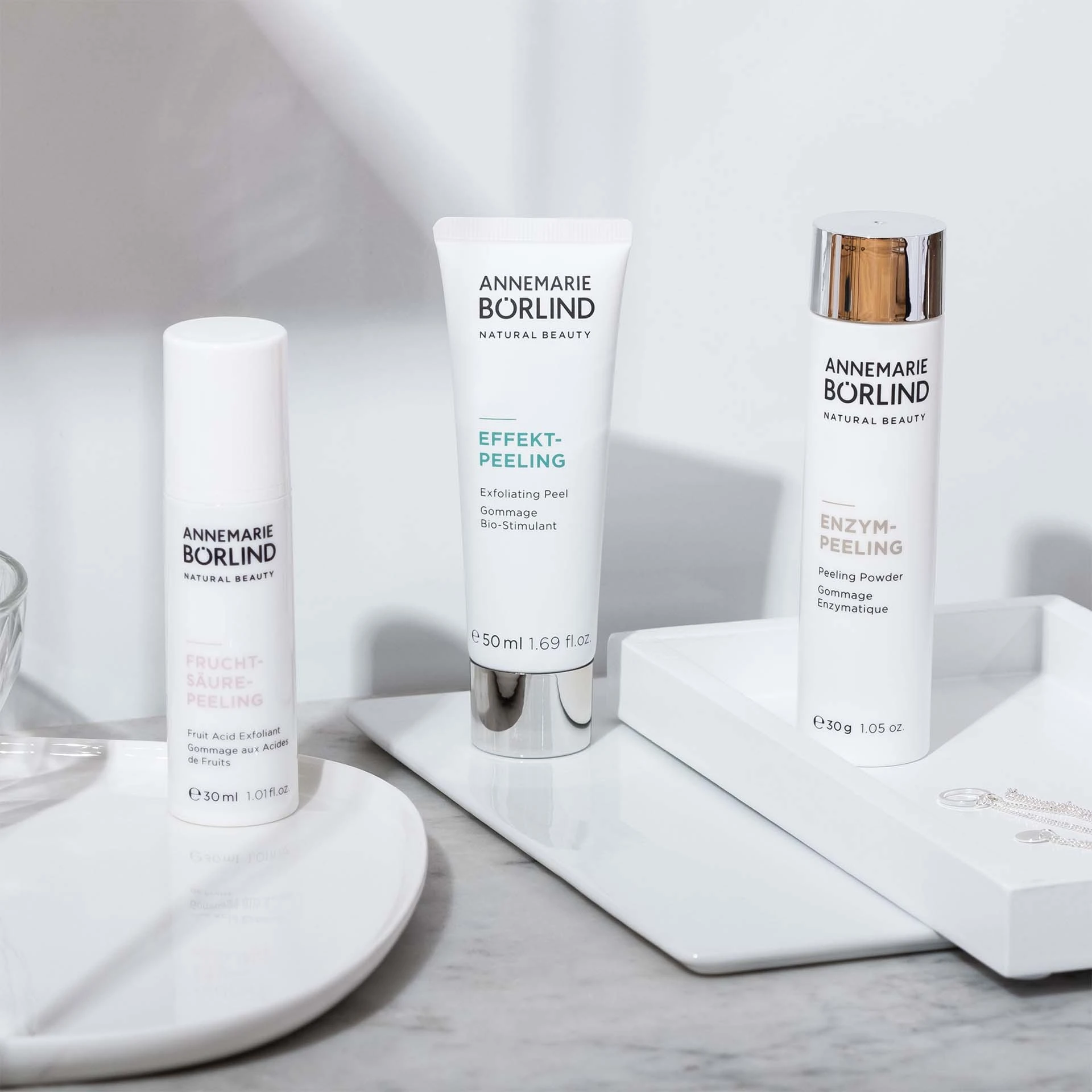 ANNEMARIE BÖRLIND Peeling-Serie mit Fruchtsäure-, Effekt- und Enzym-Peeling auf weißem Untergrund