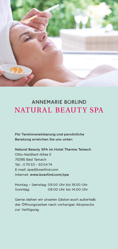 Frau entspannt bei Gesichtsbehandlung mit Pinsel und Maske im NATURAL BEAUTY SPA von ANNEMARIE BÖRLIND