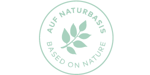 Runder Stempel mit Blattmotiv und Schriftzug „Auf Naturbasis Based on Nature“ in grüner Farbe