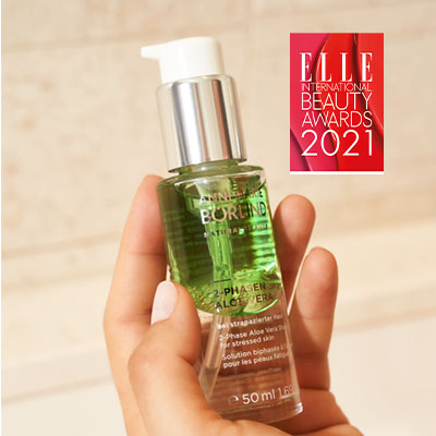 ANNEMARIE BÖRLIND 2-Phasen Aloe Vera Gel in Hand gehalten, ELLE Beauty Awards 2021 Logo sichtbar