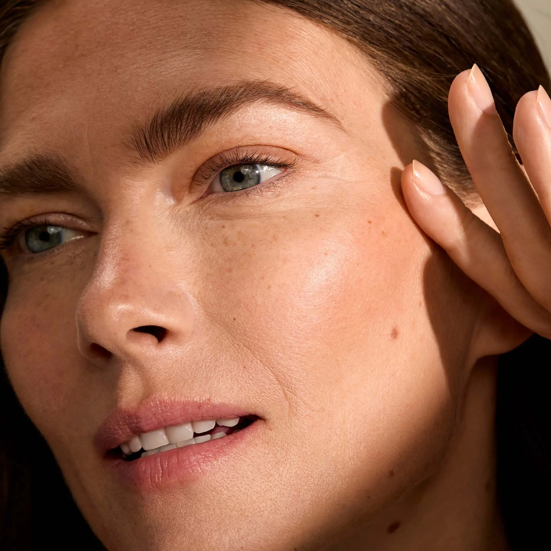 Frau nach Anwendung der Anti Aging Sun Protection Drops LSF 30