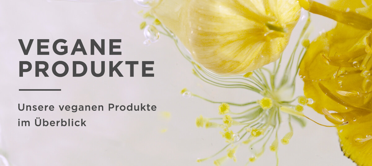 Text "Vegane Produkte – Unsere veganen Produkte im Überblick" vor Nahaufnahme gelber Blüten mit Wassertropfen auf hellem H...