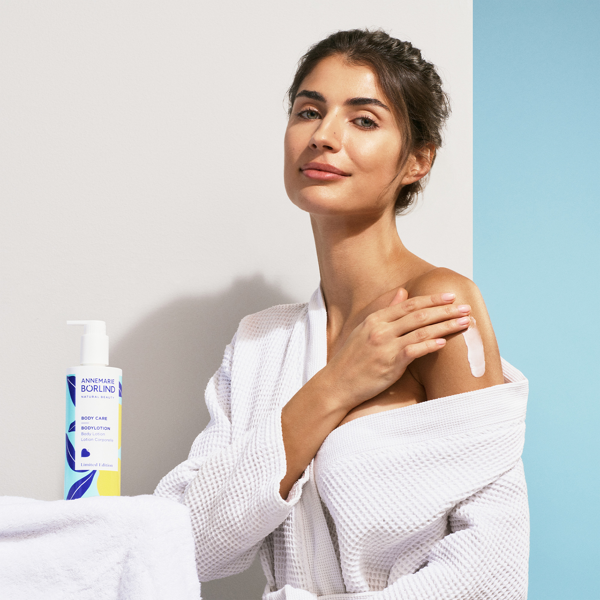 ANNEMARIE BÖRLIND Body Lotion Citrus & Woods, Limited Edition, mit Frau die sich  mit Produkt eincremt.