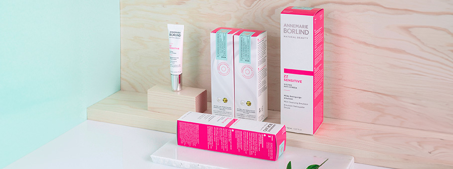 ANNEMARIE BÖRLIND ZZ SENSITIVE Anti-Stress Pflege mit beruhigender Wirkung, Produktverpackungen auf Holzfläche